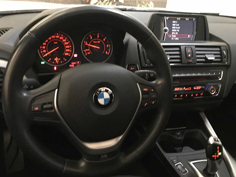  BMW Serie1 M Sport Edition, carsmultimarca.com, vista interior.